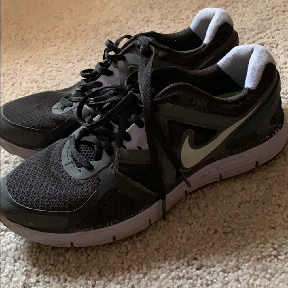 Size 8.5. Black and light purple Nike’s